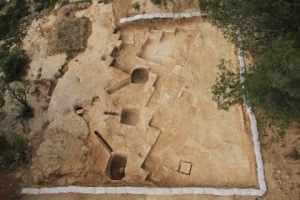El baño ritual recién descubierto , o mikve , incluidos tres cuencas que recogen tallados en el techo ( Crédito de la foto : Cortesía de la Autoridad de Antigüedades de Israel )